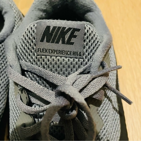 Nike Men's Gray Athletic Shoes size 10 running comfortable lightweight casual - Picture 2 of 9